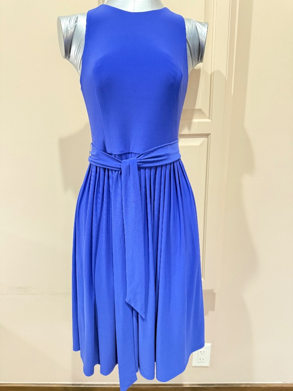 ISAAC MIZRAHI DRESS. SOFT PLEATED SKIRT. BRIGHT BLUE. SIZE 4